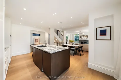 186 Humewood Drive Toronto ON M6C 2W9