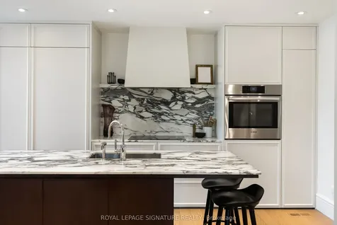 186 Humewood Drive Toronto ON M6C 2W9
