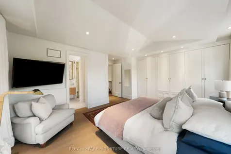 186 Humewood Drive Toronto ON M6C 2W9