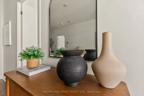 18 Harbour Street Toronto ON M6J 2Z6