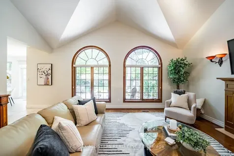 41 Deepwood Crescent Toronto ON M3C 1N7