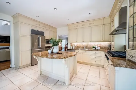 41 Deepwood Crescent Toronto ON M3C 1N7