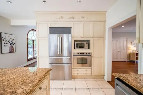 41 Deepwood Crescent Toronto ON M3C 1N7