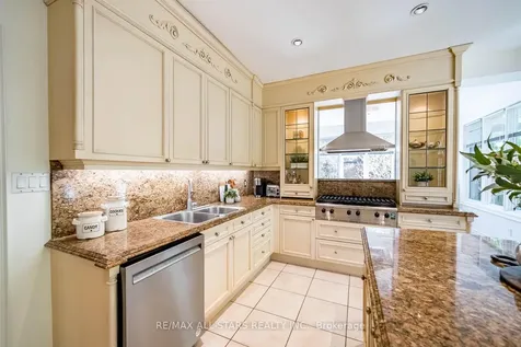 41 Deepwood Crescent Toronto ON M3C 1N7
