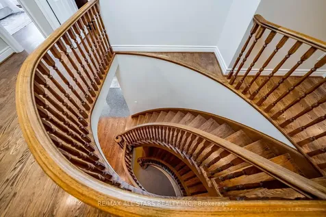 41 Deepwood Crescent Toronto ON M3C 1N7
