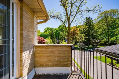 41 Deepwood Crescent Toronto ON M3C 1N7
