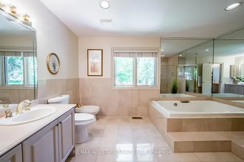 41 Deepwood Crescent Toronto ON M3C 1N7