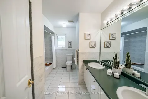41 Deepwood Crescent Toronto ON M3C 1N7