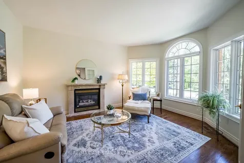 41 Deepwood Crescent Toronto ON M3C 1N7