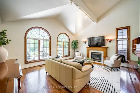 41 Deepwood Crescent Toronto ON M3C 1N7
