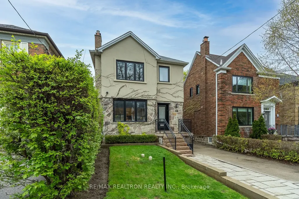 16 Peveril Hill N Toronto ON M6C 3B1