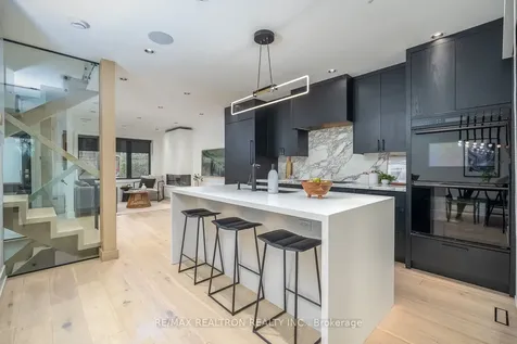 16 Peveril Hill N Toronto ON M6C 3B1