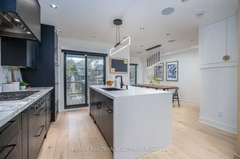 16 Peveril Hill N Toronto ON M6C 3B1