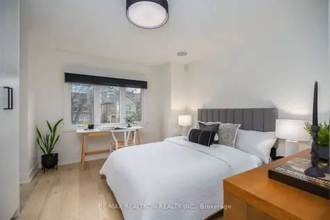 16 Peveril Hill N Toronto ON M6C 3B1