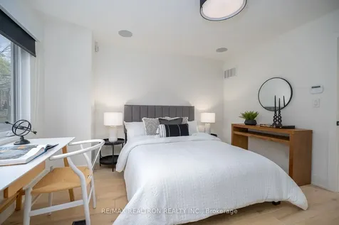 16 Peveril Hill N Toronto ON M6C 3B1