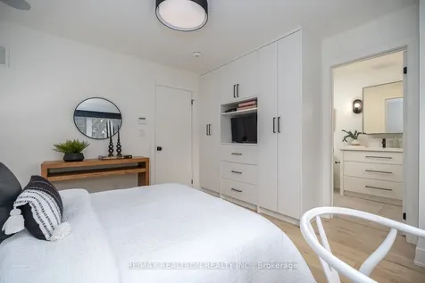 16 Peveril Hill N Toronto ON M6C 3B1