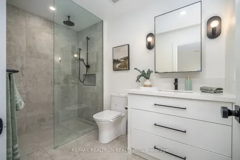 16 Peveril Hill N Toronto ON M6C 3B1