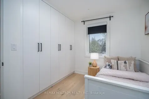 16 Peveril Hill N Toronto ON M6C 3B1