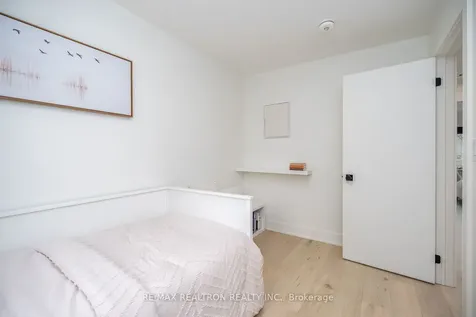 16 Peveril Hill N Toronto ON M6C 3B1