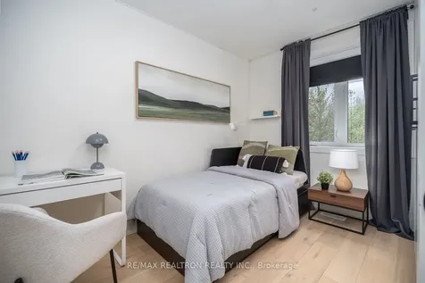 16 Peveril Hill N Toronto ON M6C 3B1