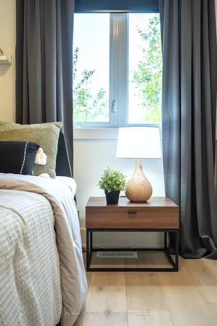 16 Peveril Hill N Toronto ON M6C 3B1