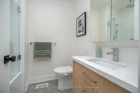 16 Peveril Hill N Toronto ON M6C 3B1