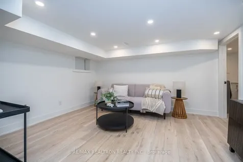 16 Peveril Hill N Toronto ON M6C 3B1
