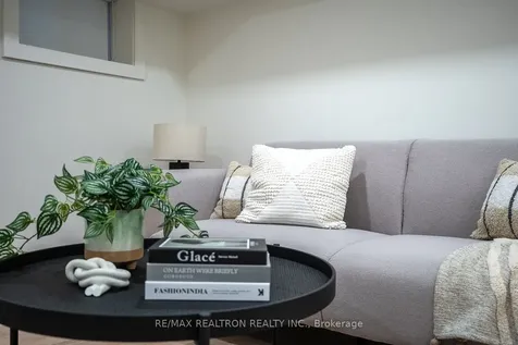 16 Peveril Hill N Toronto ON M6C 3B1