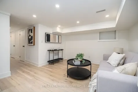 16 Peveril Hill N Toronto ON M6C 3B1
