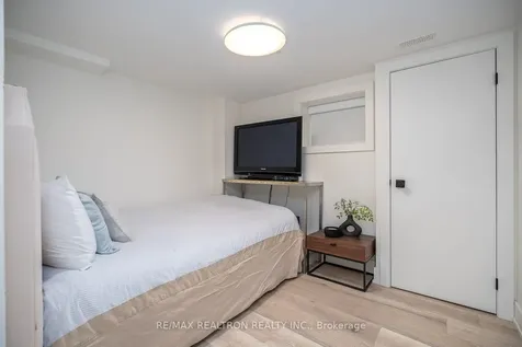 16 Peveril Hill N Toronto ON M6C 3B1