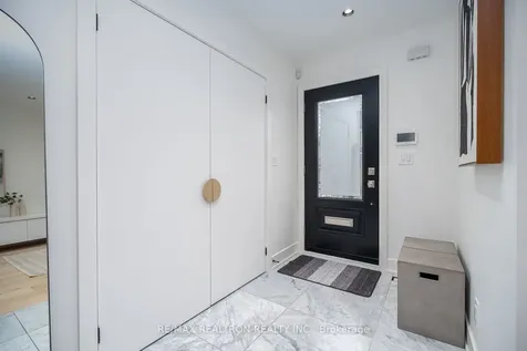 16 Peveril Hill N Toronto ON M6C 3B1