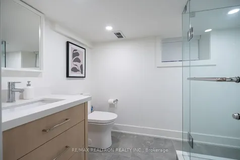 16 Peveril Hill N Toronto ON M6C 3B1