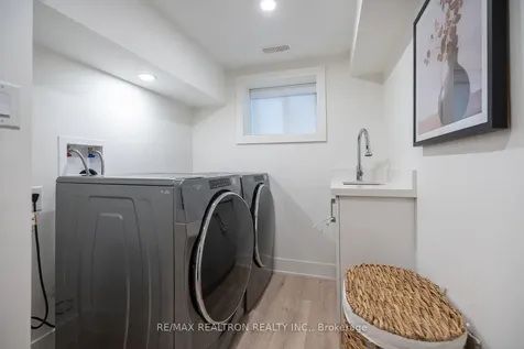 16 Peveril Hill N Toronto ON M6C 3B1