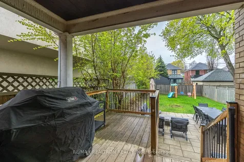 16 Peveril Hill N Toronto ON M6C 3B1