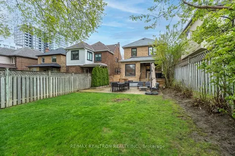 16 Peveril Hill N Toronto ON M6C 3B1