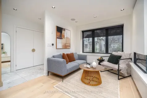 16 Peveril Hill N Toronto ON M6C 3B1