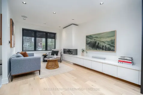16 Peveril Hill N Toronto ON M6C 3B1