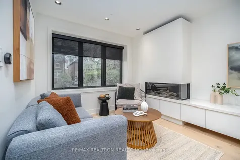 16 Peveril Hill N Toronto ON M6C 3B1