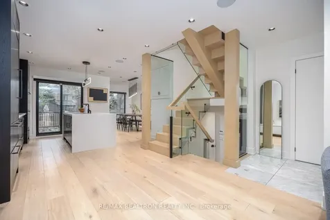 16 Peveril Hill N Toronto ON M6C 3B1