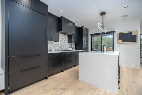 16 Peveril Hill N Toronto ON M6C 3B1