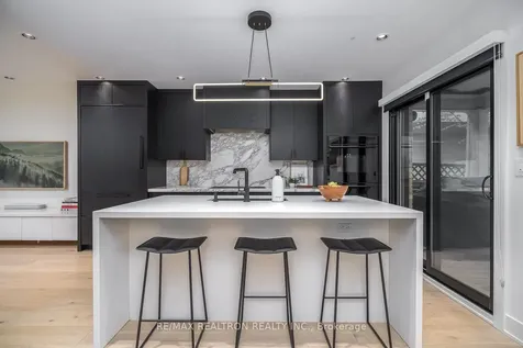 16 Peveril Hill N Toronto ON M6C 3B1