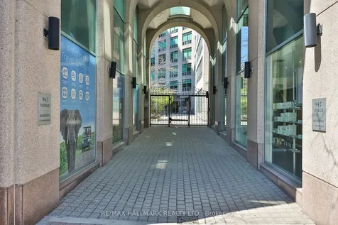 942 Yonge Street Toronto ON M4W 3S8