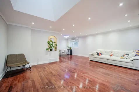 18 Doverwood Court Toronto ON M2M 2G7