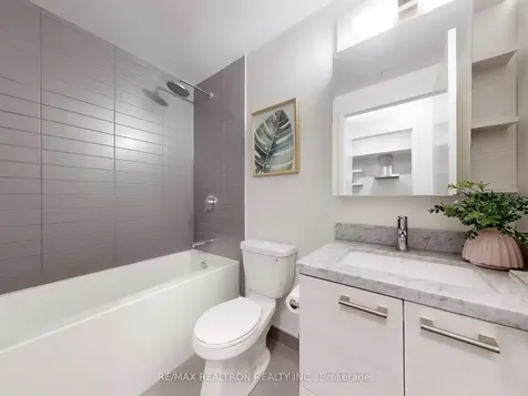 2221 Yonge Street Toronto ON M4S 0B8