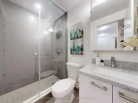 2221 Yonge Street Toronto ON M4S 0B8