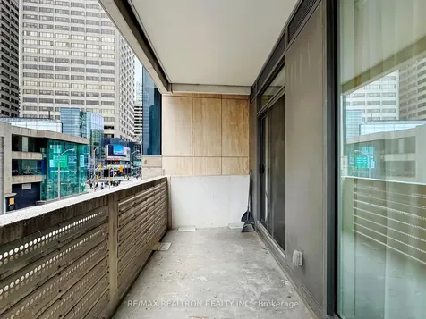 2221 Yonge Street Toronto ON M4S 0B8