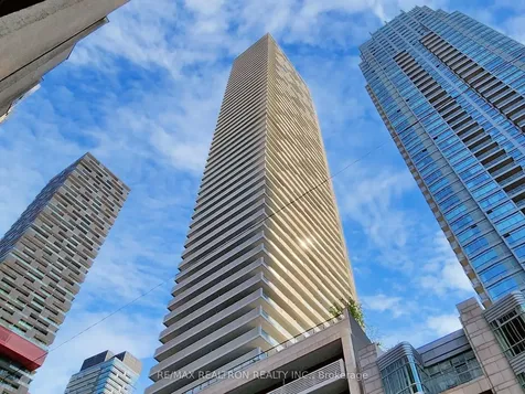 2221 Yonge Street Toronto ON M4S 0B8
