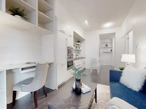 2221 Yonge Street Toronto ON M4S 0B8