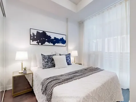 2221 Yonge Street Toronto ON M4S 0B8