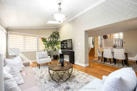 104 Billington Crescent Toronto ON M3A 2G6